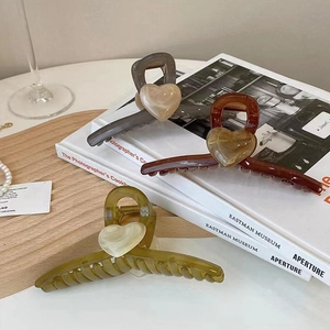 Eleganti mollette per capelli a cuore marmorizzato in grigio, ambra e verde per donna