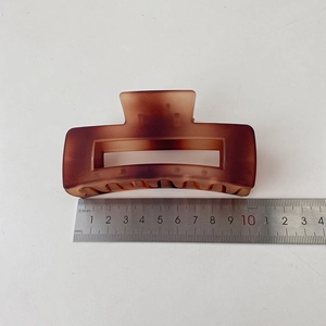 Close-up of 10.5cm matte hair claw clip with brown gradient color and scale measurement