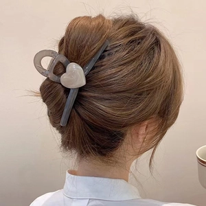 Dettaglio del fermaglio per capelli in acetato marmorizzato a cuore per lo stile