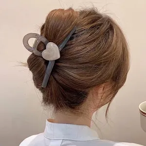 Elegante pinza per capelli a forma di cuore con design in marmo per acconciature