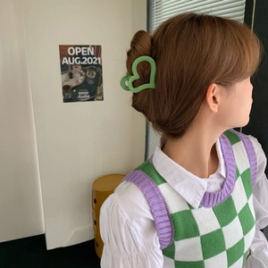 Graziosa pinza per capelli verde chiaro a forma di cuore scavato in stile minimal