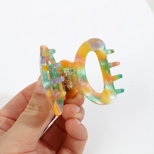 Pinza per capelli rétro in acetato tartarugato con finitura marmorizzata arcobaleno