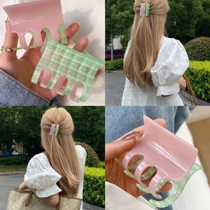 Pince à cheveux en acétate à damier rose et vert présentée en vues détaillées