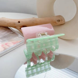 Pince à cheveux en acétate rose et vert avec motif marbré pour coiffures élégantes