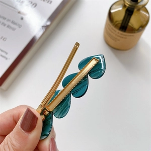 Barrette à cheveux cœur en acétate marbré bleu avec pince métallique dorée pour femme