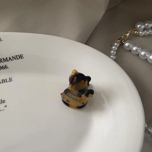 Vue détaillée d'une pince à cheveux en acétate en forme de chat avec motif écaille de tortue