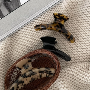 Set di 3 grandi fermagli per capelli in acetato in tartaruga, nero e motivo marmo
