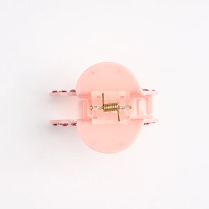 Detail eines rosa Haarklammer-Clips aus Acetat mit roten Strasssteinen und Metallfeder