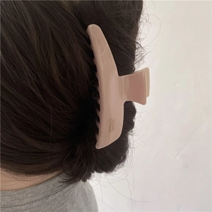 Pince à cheveux nœud rose poudré grand format pour coiffure élégante de femme