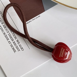 Détail de l'élastique à cheveux tulipe en acétate avec texte France Handmade