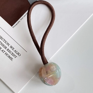 Vue détaillée de l'élastique à cheveux tulipe française avec pendentif cœur marbré