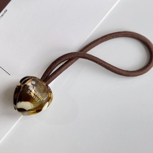 Détail de l'élastique à cheveux en acétate écaille avec gravure France Handmade blanche