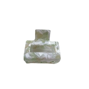 Pince à cheveux rectangulaire en acétate avec motif marbre vert sur fond blanc