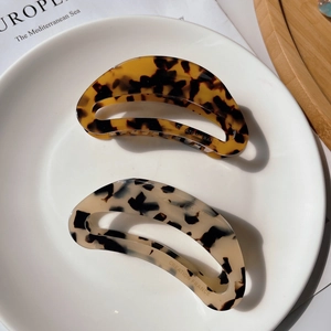 Set of two acetate hollow claw clips with leopard and tortoiseshell patterns in a French style