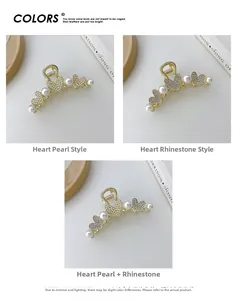 Detalle de pinzas para el cabello doradas en forma de corazón con perlas y pedrería