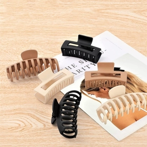 Lot de 6 pinces à cheveux mates carrées tons marron et crème sur table en bois