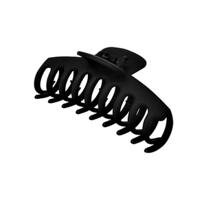 Détail d'une grande pince à cheveux noir mat avec un design à ressort à dents multiples
