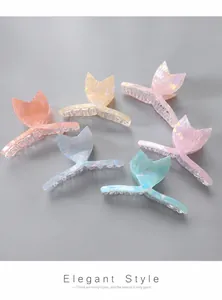 Detalle de pinzas para el cabello cola de sirena en acetato con acabado perlado iridiscente
