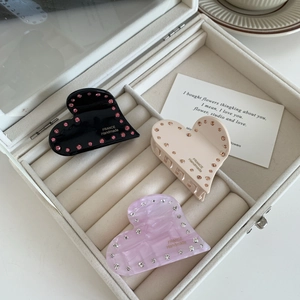 Tre mollette a cuore in acetato con strass nei colori nero, beige e viola marmorizzato