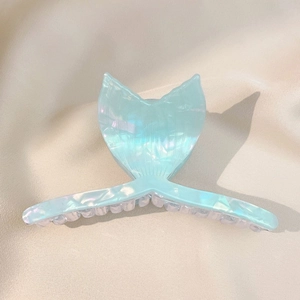 Detalle de la pinza para el pelo cola de sirena con acabado azul irisado y brillo perlado