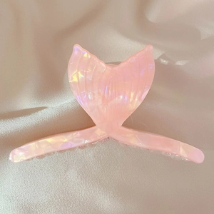 Primer plano de la pinza para el cabello de cola de sirena rosa con efecto aurora nacarada