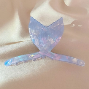 Detalle de la pinza para el pelo de sirena con acabado de acetato iridiscente en seda