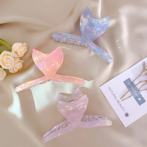 Pinzas para el pelo de sirena iridiscentes en azul, rosa y púrpura sobre seda