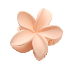 Pince à cheveux élégante en forme de fleur de frangipanier rose mat sur fond blanc