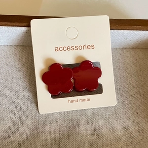 Vue détaillée de pinces à cheveux fleurs rouges sur carte de présentation faite main