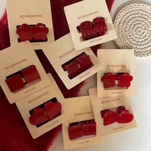 Ensemble élégant de pinces à cheveux rouge foncé aux formes variées et fini brillant