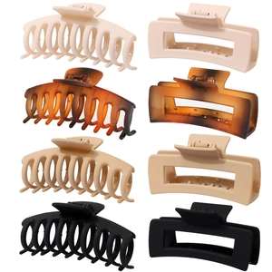 Dettaglio di grandi mollette per capelli opache in design rettangolari e curvi multicolore
