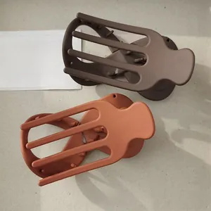 Details von mattierten Haarklammern in Ziegelrot und Dunkelbraun mit Ausschnittdesign