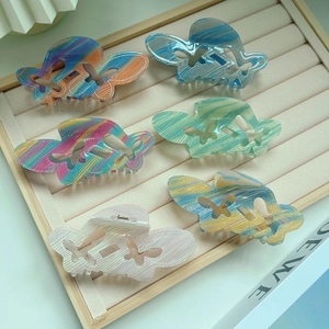 Koreanischer Stil Acryl Schmetterling Haarklammer Ausgehöhltes Design Marmor Textur Shark Clip Modischer Haarschmuck Für Damen