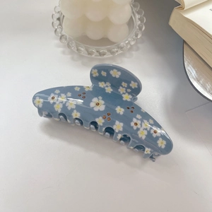 Detailansicht der Haarspange in Morandi-Blau mit Gänseblümchen und Strasssteinen