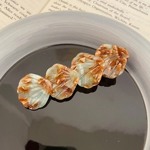 Barrette à cheveux élégante en acétate écaille de tortue sur livre vintage
