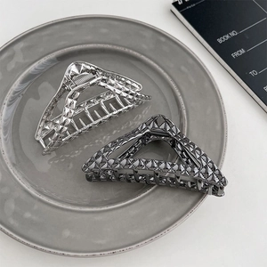 Set di mollette per capelli a triangolo in metallo argento e nero con texture rivetti
