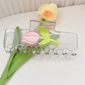Detailansicht der durchsichtigen Haarklammer mit rosa Tulpe und grünen Blättern