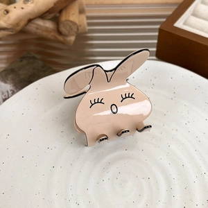 Minimalistische Haarklammer Hase aus Acetat in Nuderosé mit süßem Cartoon-Gesicht