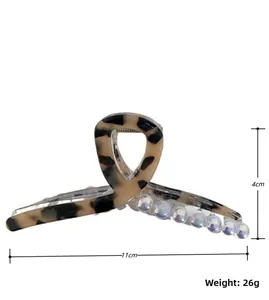 Détail de la pince à cheveux perle sirène 11cm avec motif écaille et dimensions