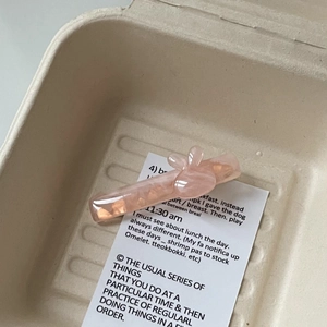 Barrette à cheveux rose en acétate avec lapin mignon dans un coffret cadeau élégant
