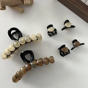 Minimalist jelly heart hair claws set with marble pattern resin on high-quality black base