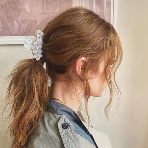 Eleganter Haarklammer aus weißem Acetat mit Blumen und blauen Perlen für Hochsteckfrisuren