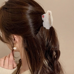 Pince à cheveux lapin en acétate blanc avec détails rouges sur la coiffure