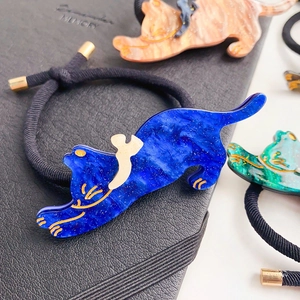 Détail de chouchous chat en acrylique bleu avec texture étoilée et élastique noir
