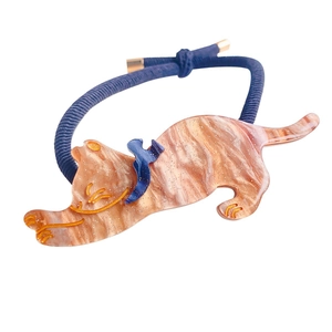 Élastique à cheveux chat en acétate marbre orange avec nœud bleu et détails dorés