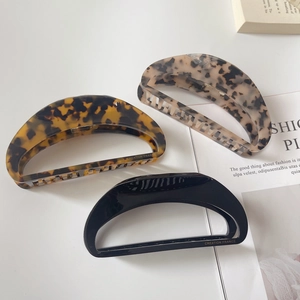 Three-piece large acetate hair claw set featuring tortoiseshell and leopard patterns