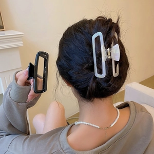 Grande pince à cheveux en acétate au design géométrique, noir brillant et blanc nacré