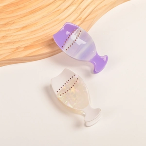 Détail de pinces à cheveux en acétate en forme de verre à vin avec des perles