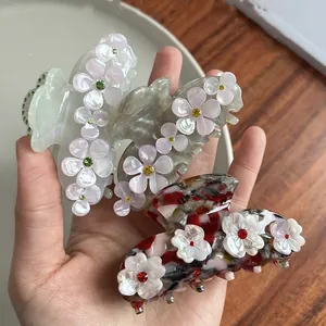 Drei Haarklammern aus Acetat mit Retro-Blumenmustern und bunten Strasssteinen