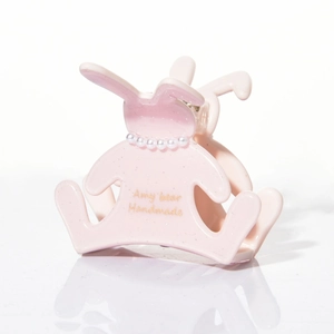 Pince à cheveux lapin en acétate rose avec collier de perles et fini scintillant